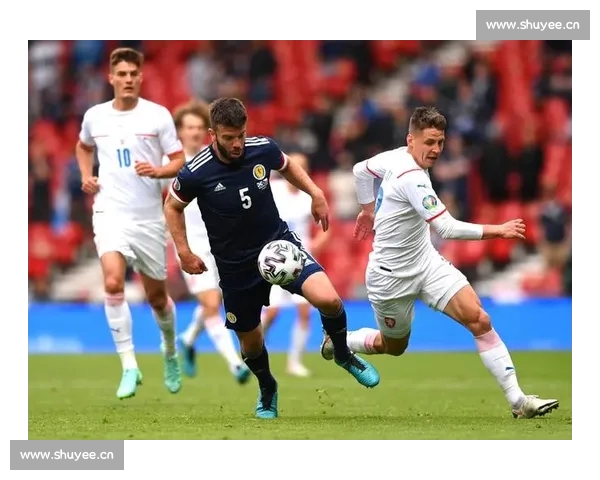 精彩足球赛事比分盘点：全球热门比赛最新战况与数据分析